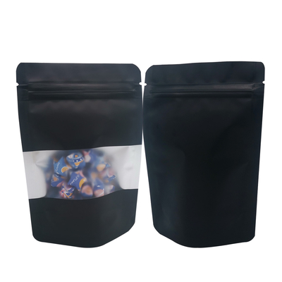 kopen Mysterieuze zwarte matte geurbestendige stand-up ziplock mylar zakken met venster voor snoep voedsel snacks opslag verpakking online manufacture