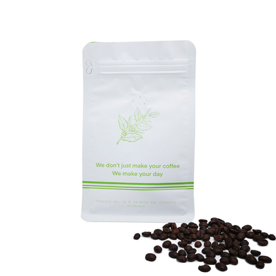 Op maat afgedrukt 340 gram 12oz Matte witte platte koffiezak met klep aan de voorzijde